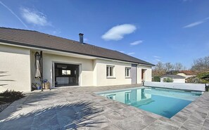 A house with a swimming pool, a garage, and a patio area. - Villa nestled between the mountains and the Basque Country (Sauvagnon)