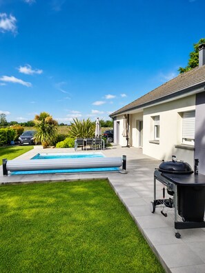 A residential property with a swimming pool, outdoor seating, and a barbecue grill. - Villa nestled between the mountains and the Basque Country (Sauvagnon)