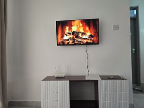 En tv-skärm som är monterad på en vägg och visar en eld.