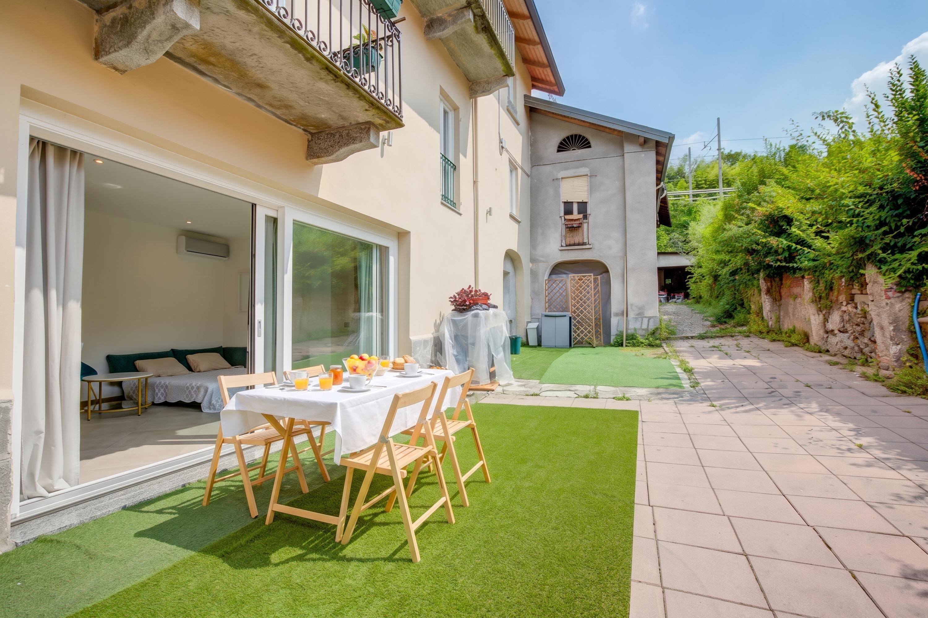 Familie appartement, 2 slaapkamers, airconditioning (La Porte Rouge 100 Mt From Lake) | Buiten dineren