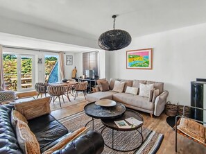 Ein modernes Wohnzimmer mit einer Couch, einem Couchtisch und einem Essbereich.