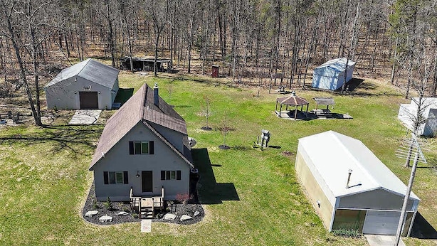 Un immobile residenziale con casa principale, garage e un deposito.