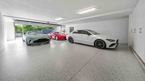 Eine moderne Garage mit drei parkenden Autos.