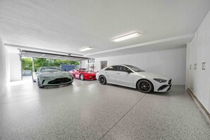 Eine moderne Garage mit drei parkenden Autos.