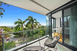 A balcony with a view of palm trees and a cityscape. - Burleigh Vista, Burleigh Heads (Burleigh Heads)