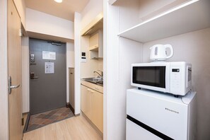 A compact kitchen with a microwave, a kettle, and a sink. - PortSide Avenue  (Fukuoka City Hakataku  Tsumashoji)