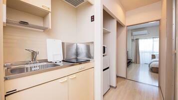 Standard Room, Non Smoking (609) | Private kitchen