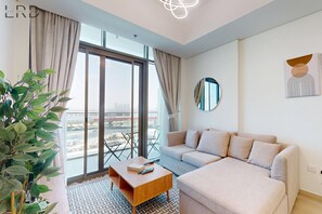 Ein modernes Wohnzimmer mit einer Couch, einem Couchtisch und einem großen Fenster mit Blick auf die Stadt.