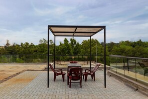 Outdoor dining - Coastal Heaven (Lonavala)