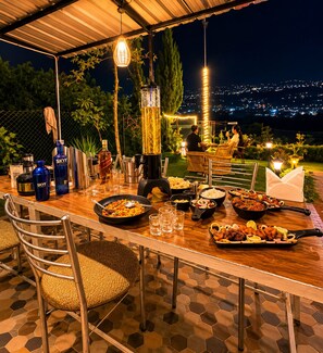 Outdoor dining - Aesquire Homestay by Trahes Haven (Bhimtal)