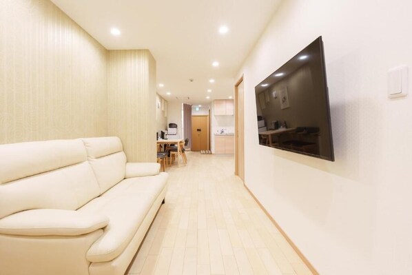 Living area - Vrbo Property (Osaka)