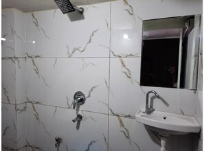 Deluxe Double Room | Bathroom | Shower, shampoo, toilet paper - Sambhav Home Stay (Ujjain)