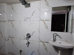 Deluxe-Doppelzimmer | Badezimmer | Dusche, Shampoo, Toilettenpapier