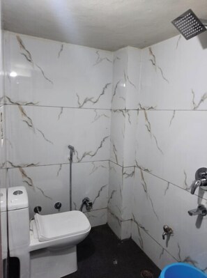 Deluxe-Doppelzimmer | Badezimmer | Dusche, Shampoo, Toilettenpapier