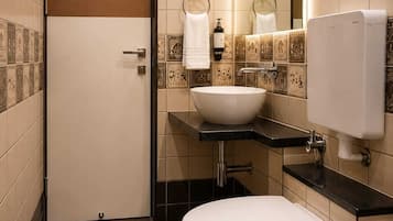 Rom – superior | Bad | Dusj, hårføner, håndklær og såpe