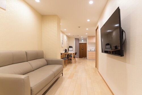 SERENE Osaka | 5-Min to Tenmabashi Station | 3F | 3BR, 2 Showers | Cherry Blossom Spot