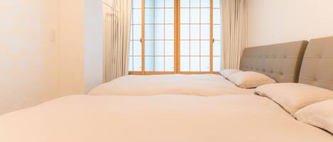 3 bedrooms, iron/ironing board, WiFi (free), bed sheets