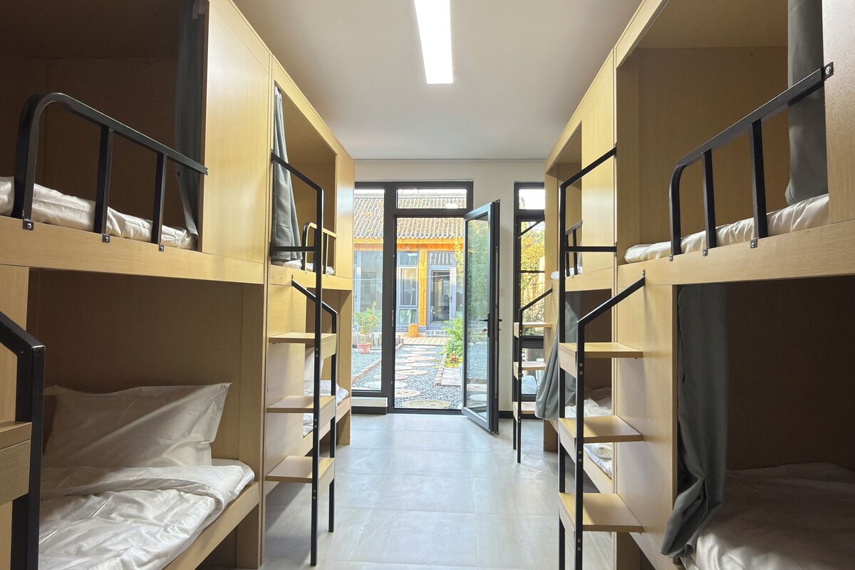 Cortinas blackout, wifi gratis y ropa de cama