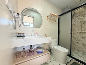 Dusche, kostenlose Toilettenartikel, Haartrockner, Hausschuhe