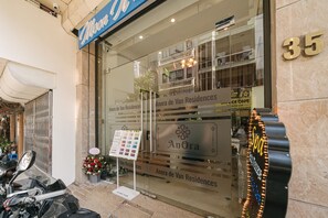 Ein Schaufenster mit einem Schild für 'Anora de Van Residences' und der Zahl '35' an der Wand.