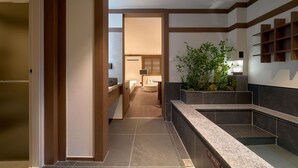 Un baño moderno con ducha, inodoro y zona de lavabo.