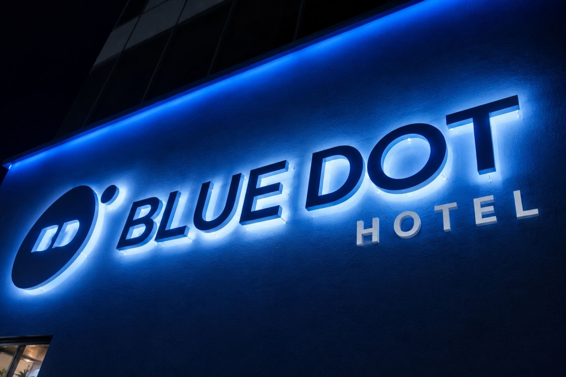 Un letrero de hotel con el nombre 'BLUE DOT HOTEL'.