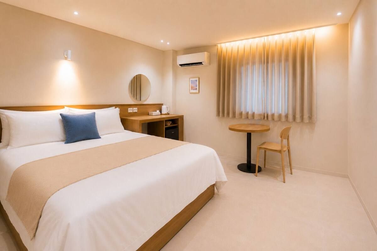 Quarto casal superior | Cortinas blackout, Wi-Fi de cortesia