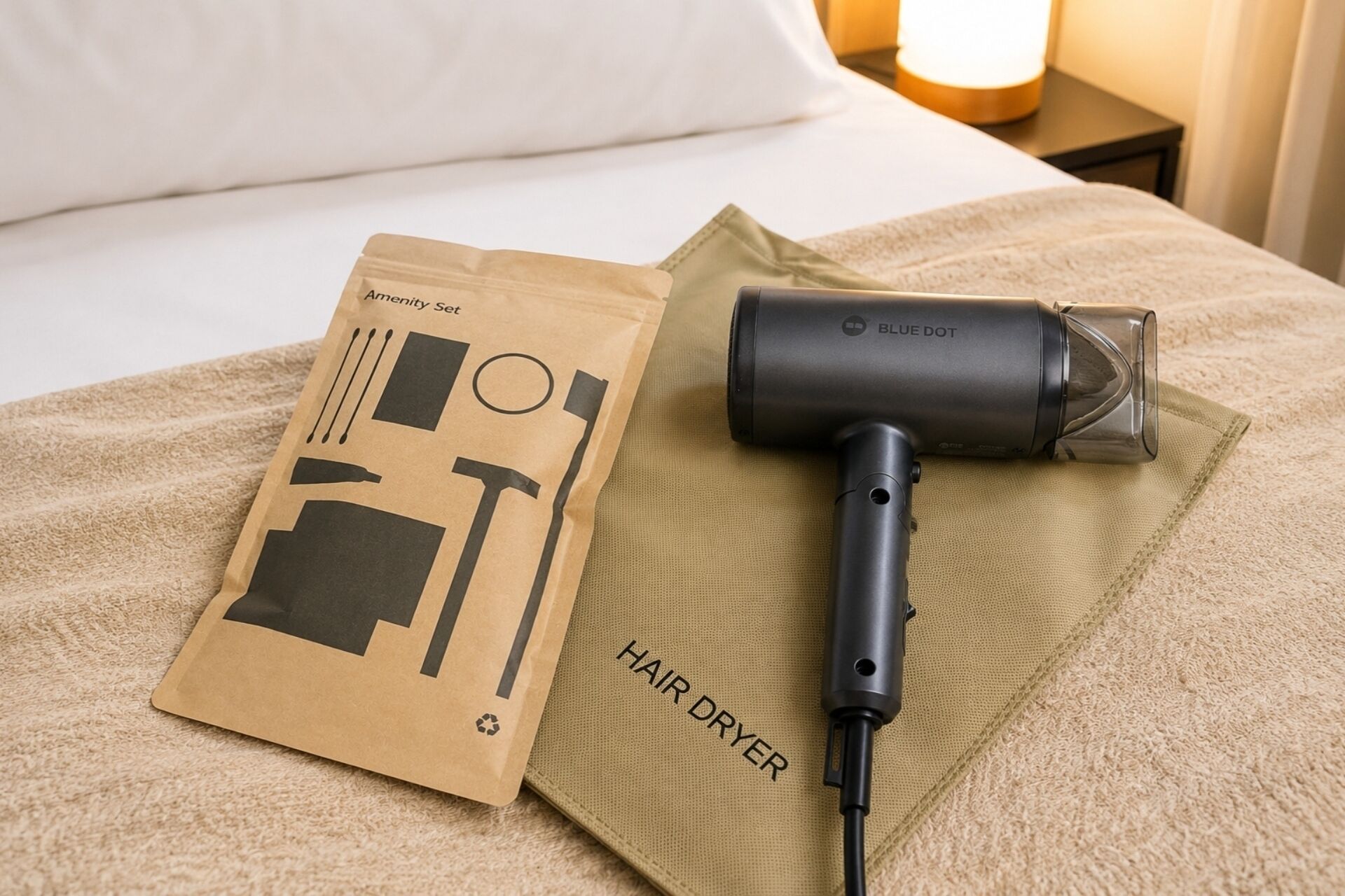Ein Haartrockner und eine braune Papiertüte mit Recycling-Symbol auf einem Bett.