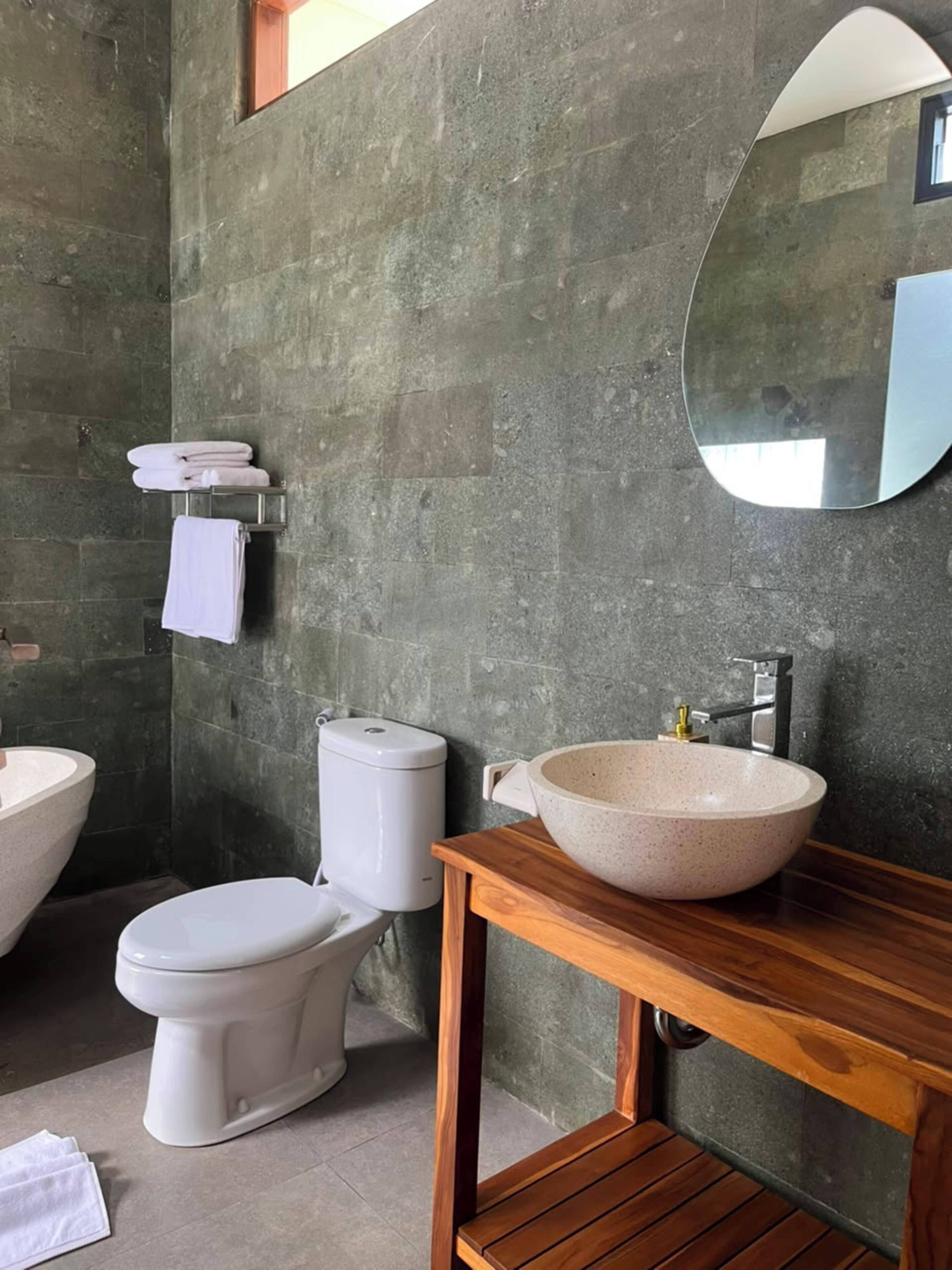 デラックス ルーム キッチン | バスルーム | タオル、石鹸、シャンプー、トイレットペーパー