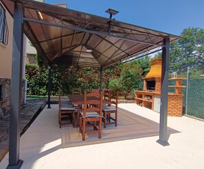 Outdoor dining - A Happy Place. Country house with a pool and barbecue. (Becerril de la Sierra)