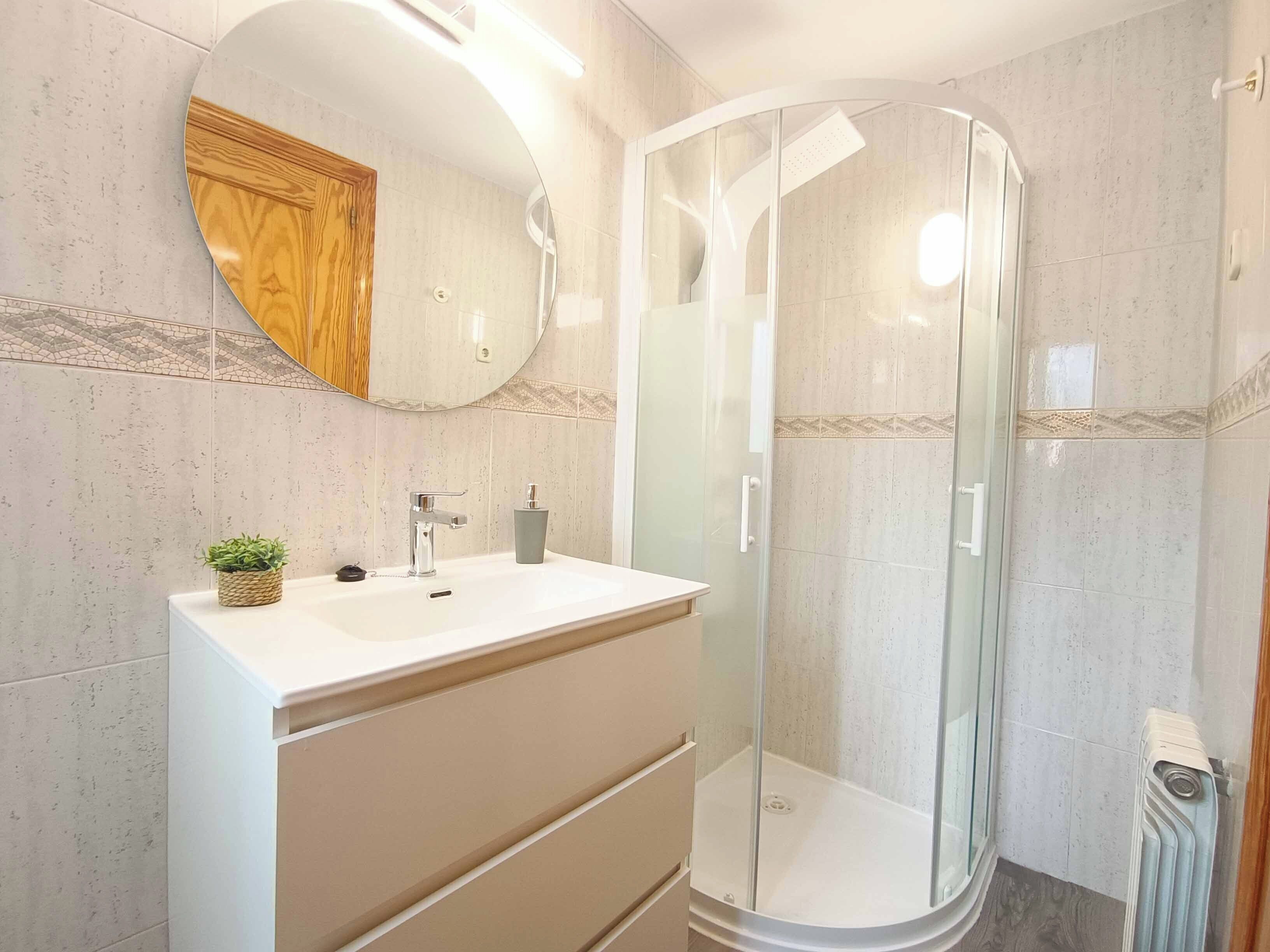 Een douche, een haardroger, een bidet, handdoeken