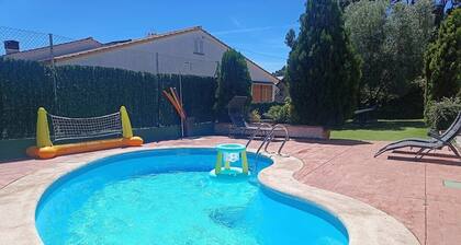 A Happy Place. Country house with a pool and barbecue.