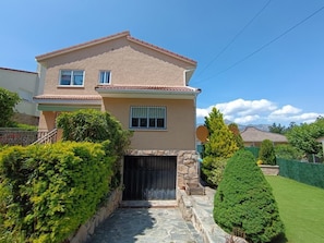 Exterior - A Happy Place. Country house with a pool and barbecue. (Becerril de la Sierra)