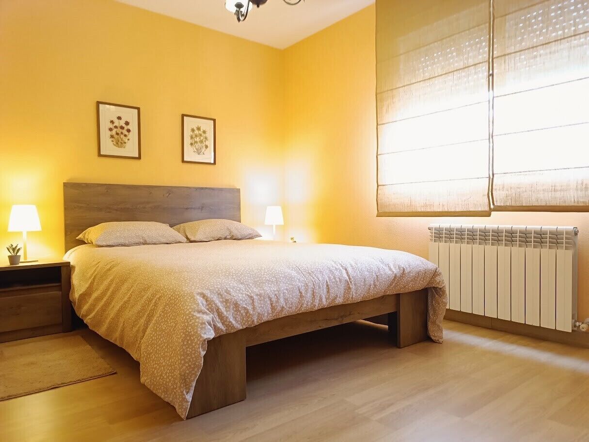 Escritorio, tabla de planchar con plancha, wifi gratis y ropa de cama