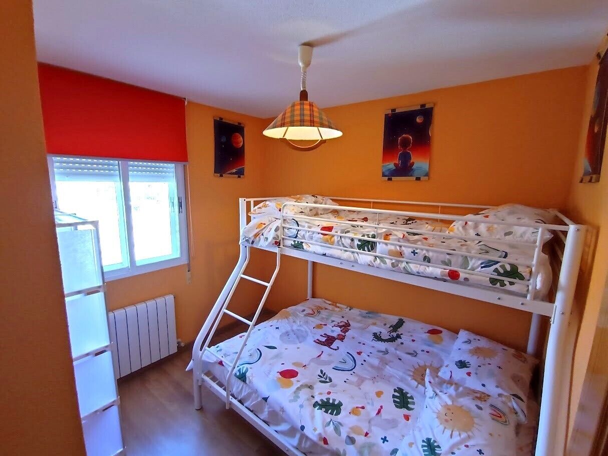 5 slaapkamers, een bureau, een strijkplank/strijkijzer, gratis wifi