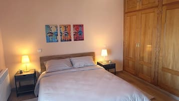 Escritorio, tabla de planchar con plancha, wifi gratis y ropa de cama