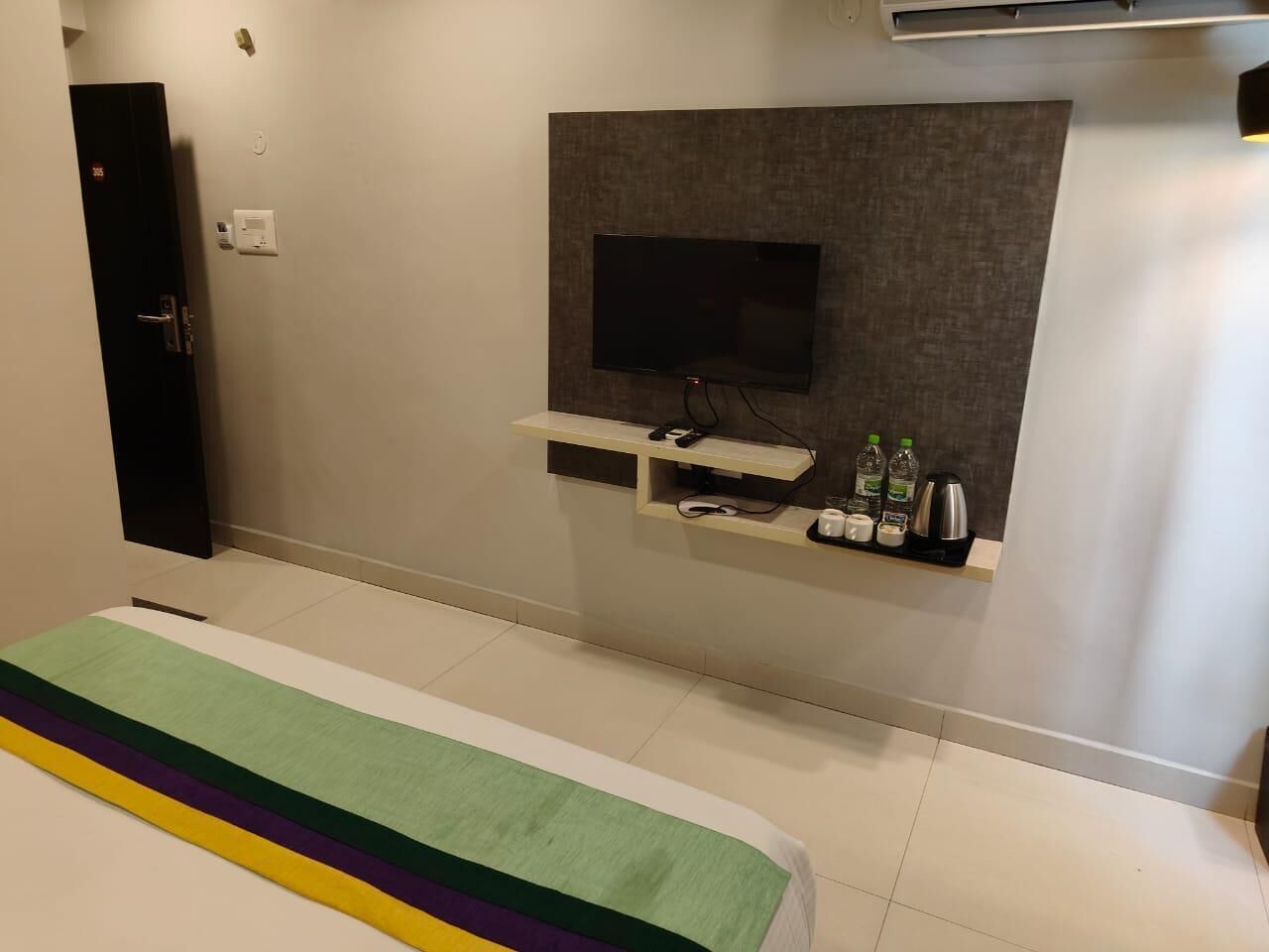 Quarto casal standard | Escrivaninha