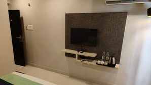 Standard Double Room | Desk - Halcyon Living (Hyderabad)