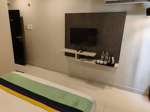 Standard Double Room | Meja 
