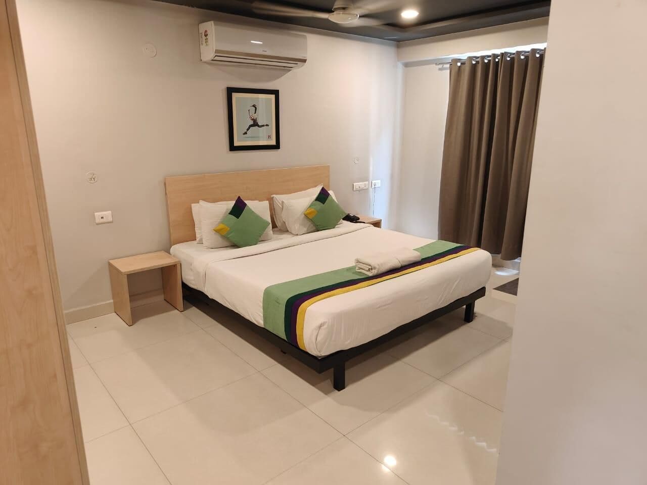 Quarto casal standard | Escrivaninha