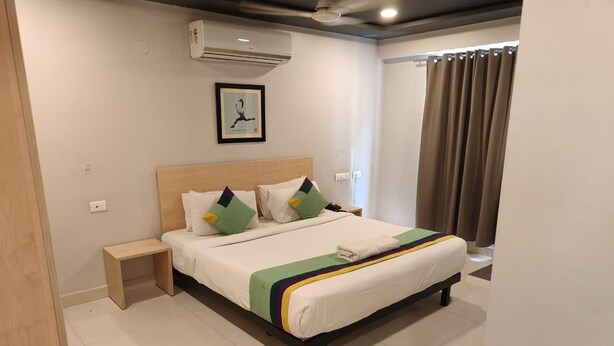 Standard Double Room | Desk - Halcyon Living (Hyderabad)