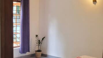 Chambre Standard double, vue sur le jardin | Literie de qualité, bureau, espace de travail pour ordinateurs portables