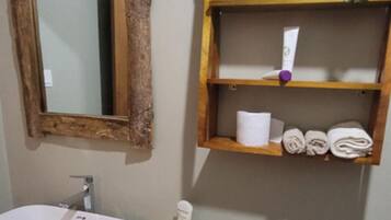 Standard-Doppelzimmer, Terrasse, Gartenblick | Badezimmer | Dusche, Handtücher, Seife, Toilettenpapier