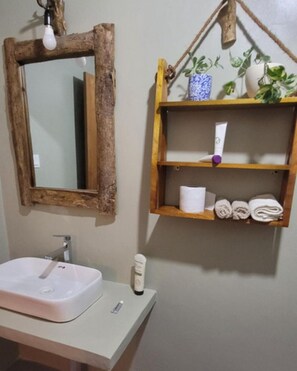 Standard-Doppelzimmer, Terrasse, Gartenblick | Badezimmer