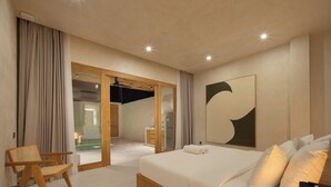 Quarto moderno com cama grande, cabeceira de madeira, uma cadeira e um quadro na parede.