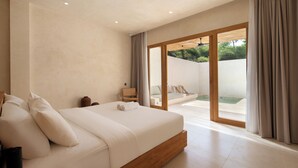 Quarto com uma cama grande, mesa de cabeceira de madeira e vista para área externa com piscina.