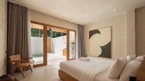 Quarto moderno com cama grande, vista para uma piscina e porta de vidro deslizante para área externa.