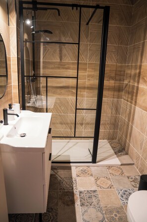 Dusche, Haartrockner, Handtücher, Seife