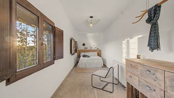 Tabla de planchar con plancha, wifi, ropa de cama