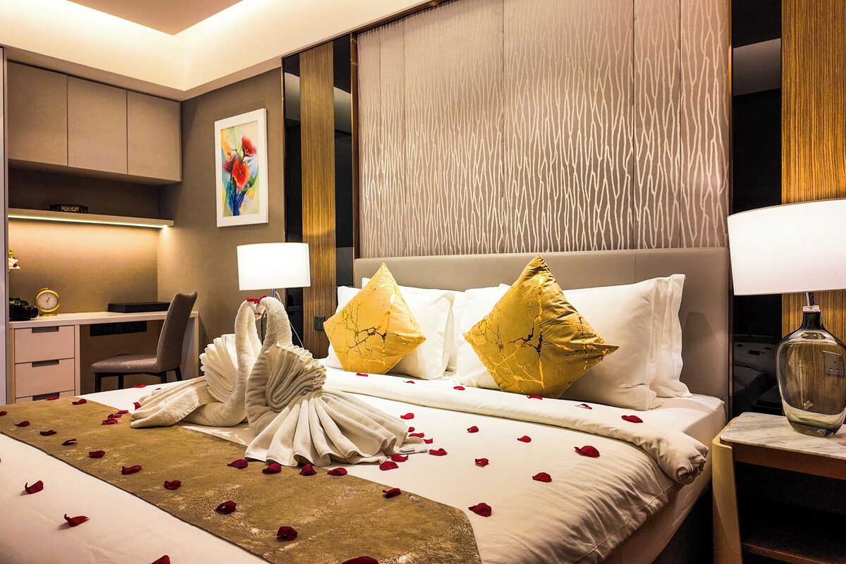 Luxury Apartment, City View | Meja, ruang kerja komputer riba, kalis bunyi, seterika/papan seterika 
